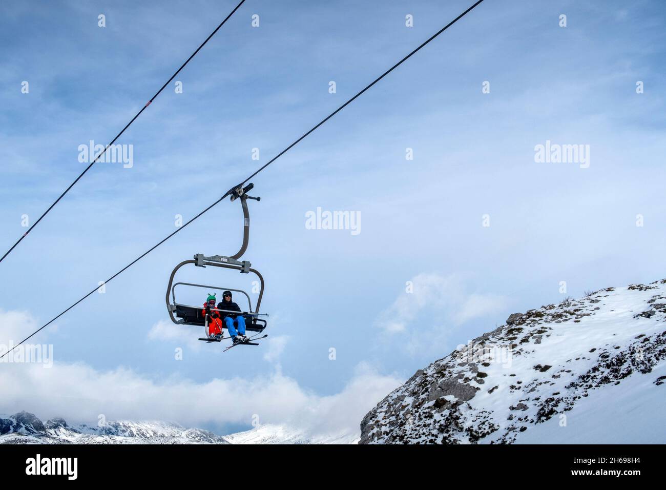 Skigebiet Chair Lift mit Skifahrern. Familie. Schnee Stockfoto