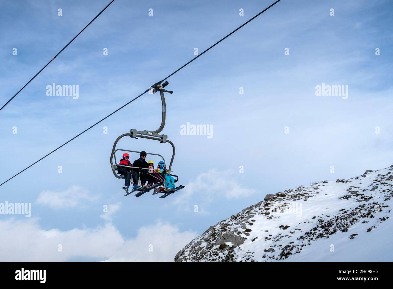 Skigebiet Chair Lift mit Skifahrern. Familie. Schnee Stockfoto
