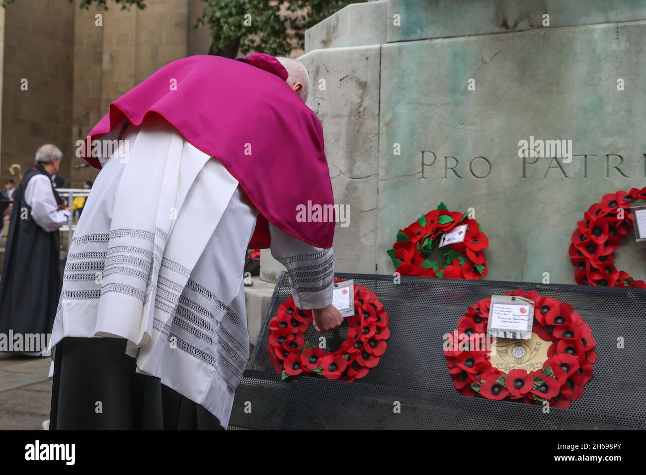 Der Bischof von Kirkstall legt am 14. November 2021 während der Gedenkfeier am Sonntag einen Kranz am Kriegsdenkmal in Victoria Gardens Leeds, West Yorkshire, Großbritannien, nieder. Stockfoto