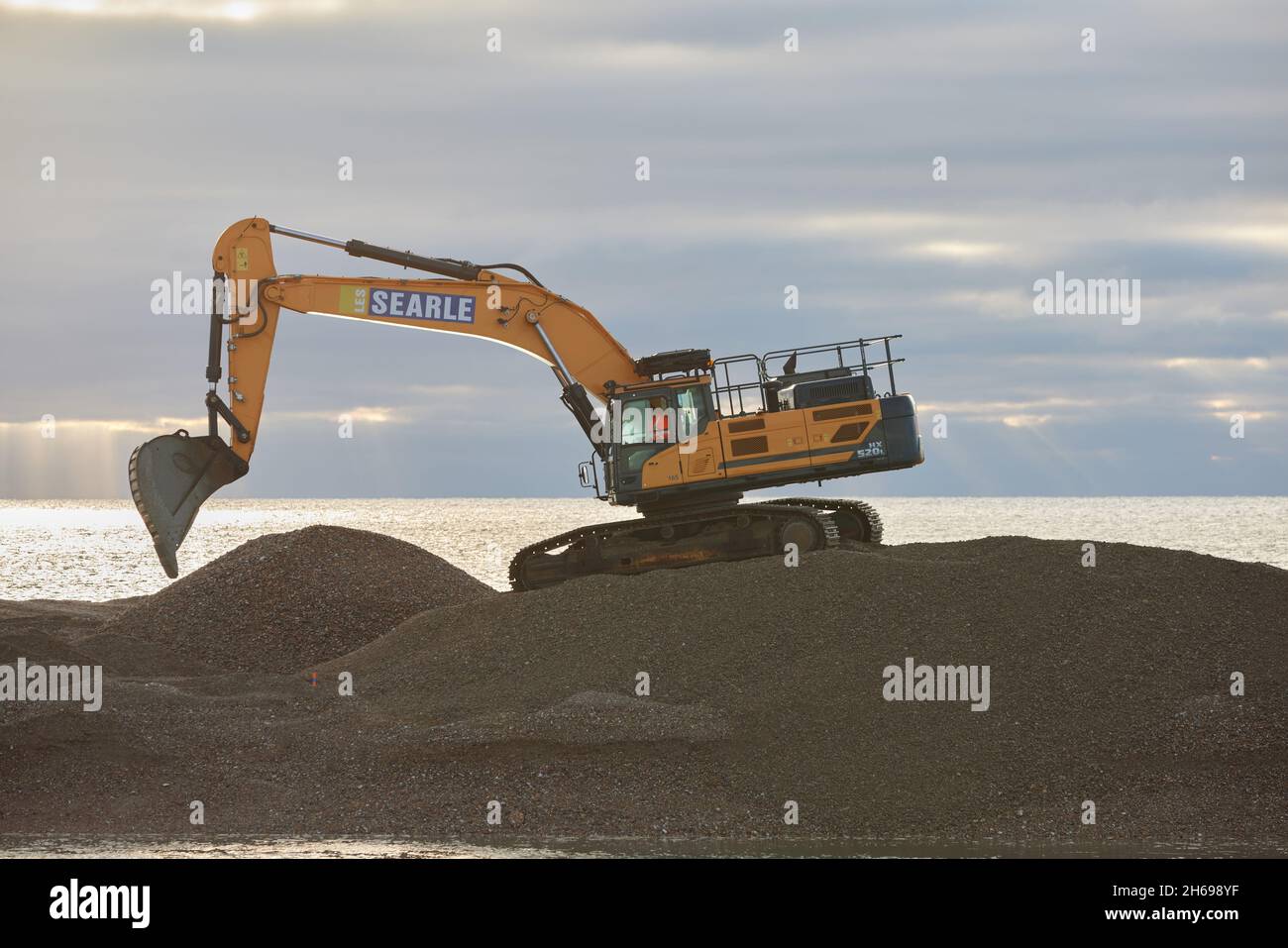 Schwere Maschinen wurden an der Küste gearbeitet. Stockfoto