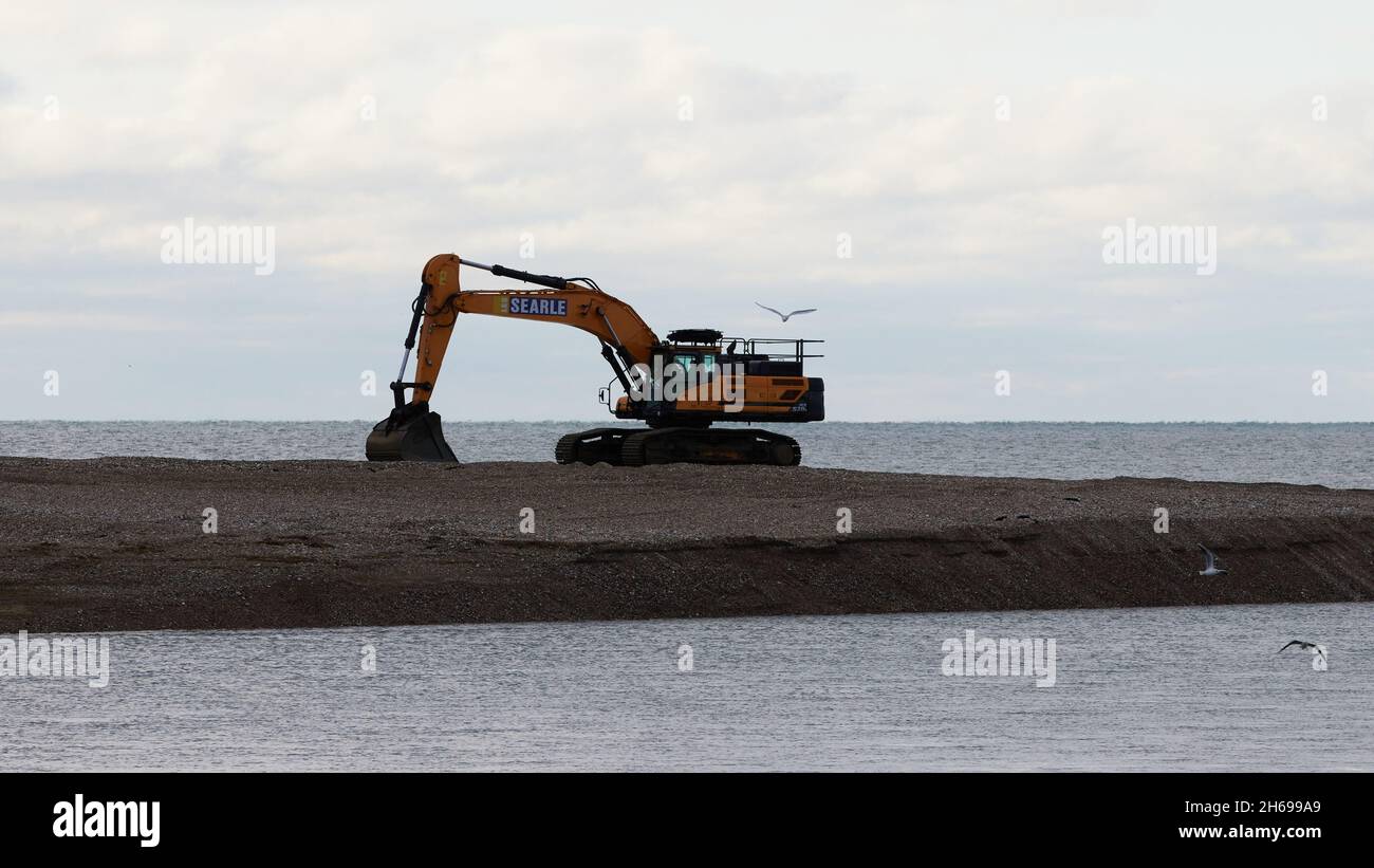 Schwere Maschinen wurden an der Küste gearbeitet. Stockfoto
