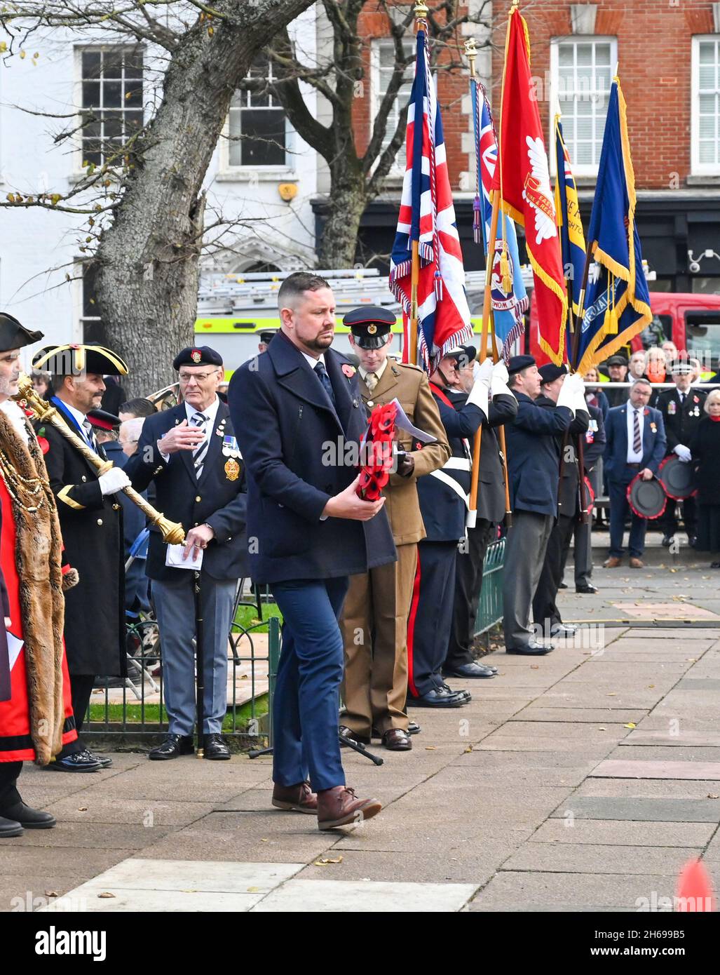 Brighton UK 14. November - Phelim Mac Cafferty der Parteichef der Grünen von Brighton und Hove City Council legt einen Kranz bei dem Akt des Gedenkens, der heute im Brighton war Memorial stattfindet : Credit Simon Dack / Alamy Live News Stockfoto