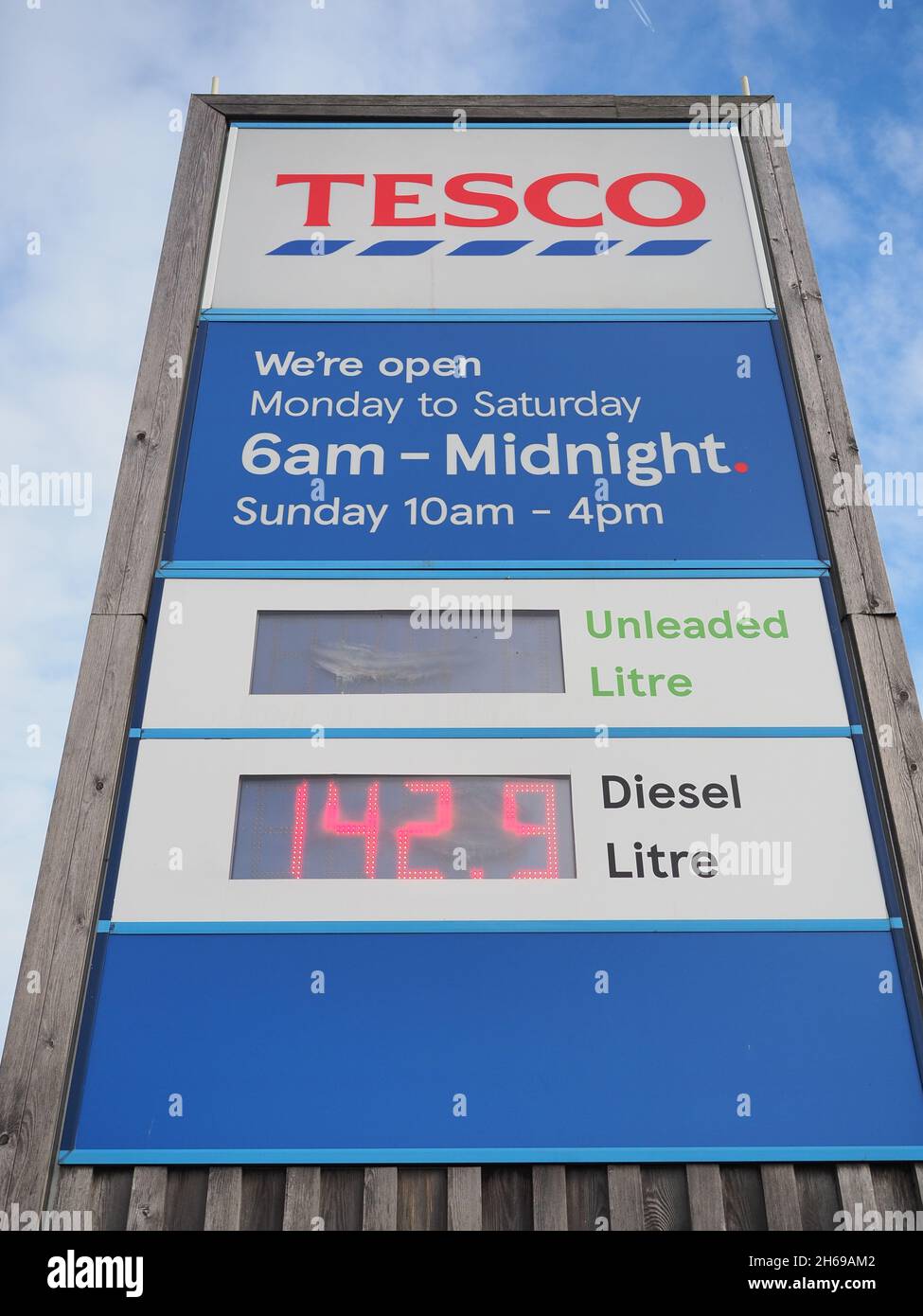 Sheerness, Kent, Großbritannien. November 2021. Die Tesco-Tankstelle in Sheerness hat nun ihre Preise erhöht, nachdem eine Ratte ein Kabel gekaut hatte, das die Aktualisierung des Preiszeichens verhinderte (was zu dem billigsten Kraftstoff in Großbritannien führte). Bleifrei ist jetzt von 134.9 auf 140,9 p gestiegen. Diesel von 136.9 auf 142,9 Pence pro Liter. Kredit: James Bell/Alamy Live Nachrichten Stockfoto