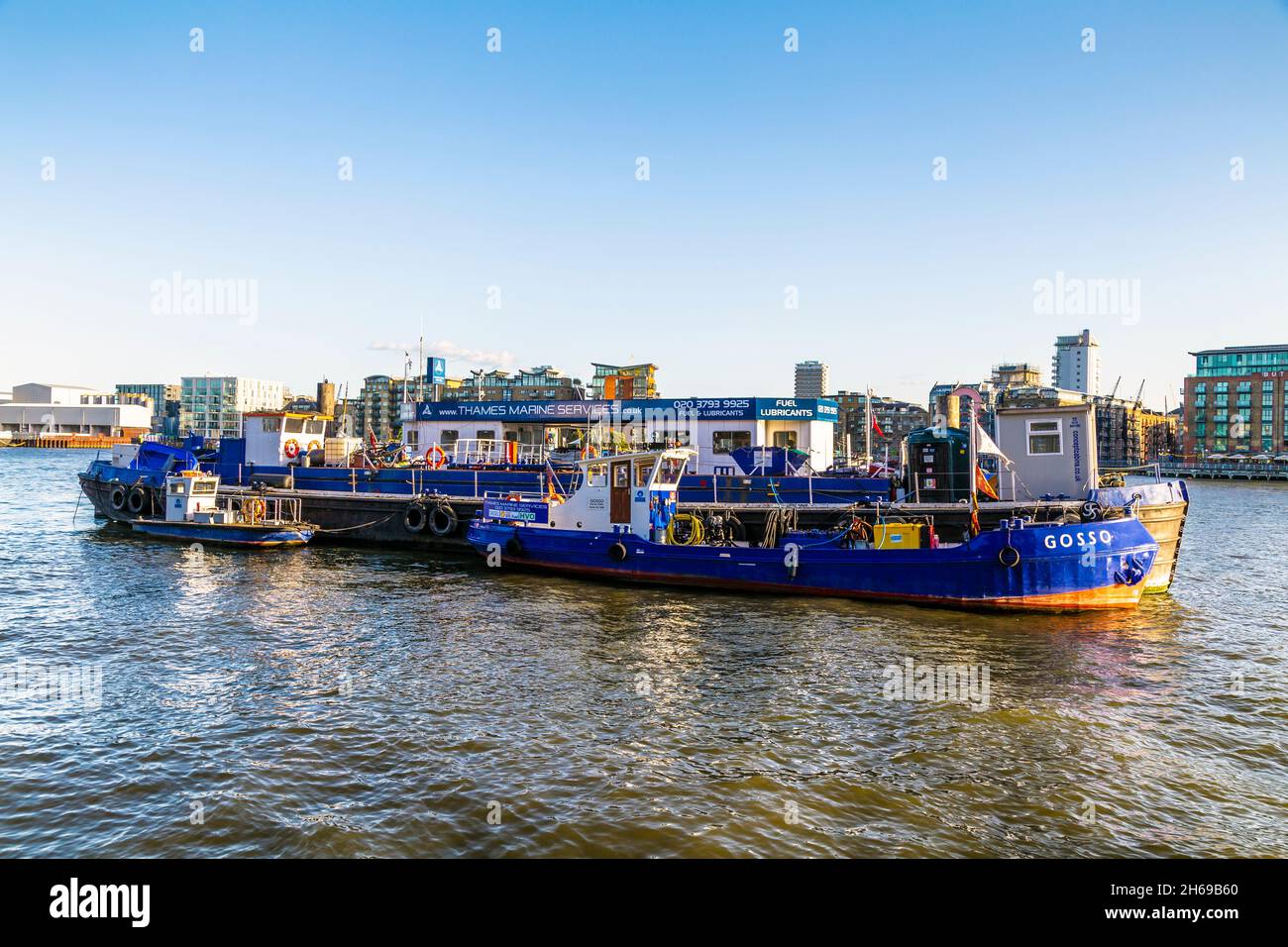 Die Thames Marine Services liefern Treibstoff für Boote auf der Themse, die in der Nähe von Wapping, London, Großbritannien, verankert sind Stockfoto