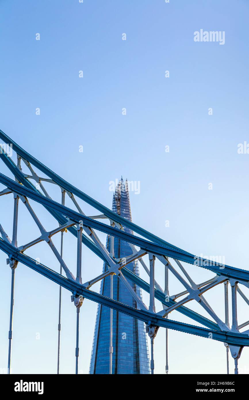 Nahaufnahme der Tower Bridge mit dem Shard Wolkenkratzer im Hintergrund, London, Großbritannien Stockfoto