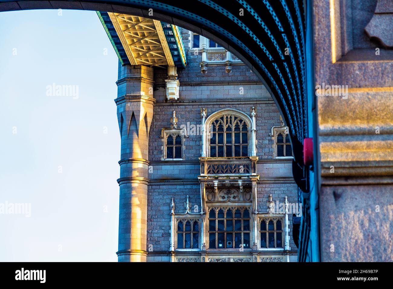 Nahaufnahme der Tower Bridge über der Themse am Abend, London, Großbritannien Stockfoto