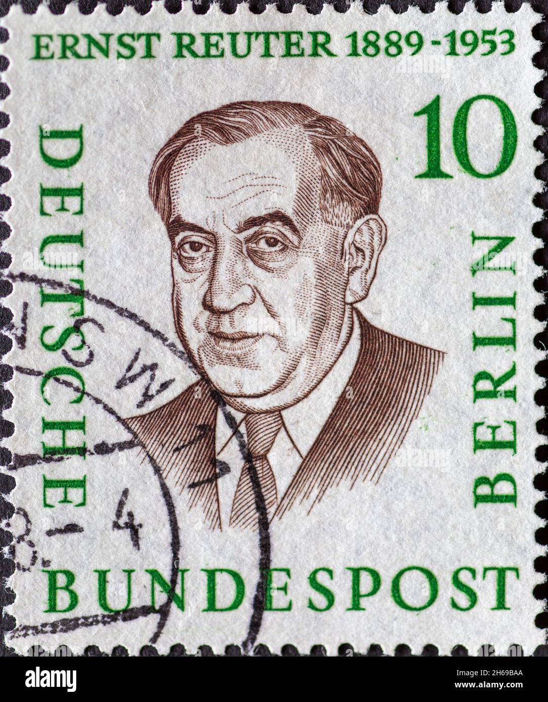 DEUTSCHLAND, Berlin - UM 1958: Eine Briefmarke aus Deutschland, Berlin zeigt Männer aus der Geschichte Berlins (II) Ernst Reuter (1889–1953) Stockfoto