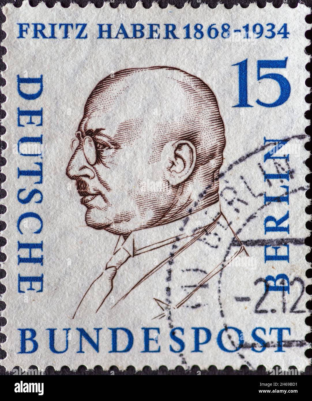 DEUTSCHLAND, Berlin - UM 1957: Eine Briefmarke aus Deutschland, Berlin zeigt Männer aus der Geschichte Berlins (II) Fritz Haber (1868–1934) Stockfoto