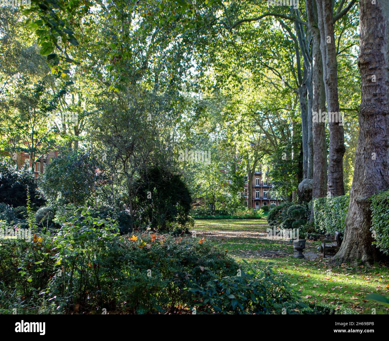 Bramham Gardens, ein geschlossener privater Gemeinschaftsgarten in Kensington; nur Bewohner, die um den Garten herum leben, haben Zugang zu diesem Garten. Stockfoto