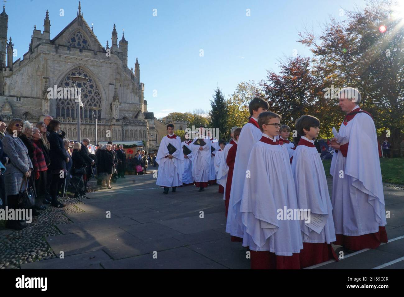 Exeter, Großbritannien, 14. November 2021: Am Gedenktag fand vor der Kathedrale von Exeter ein Kranzniederlegung statt. Der Gottesdienst, der vom Bischof von Crediton geleitet wurde, beinhaltete Gebete für diejenigen, die im Dienst des Landes gestorben sind, und auch für diejenigen, die noch immer vom Krieg betroffen sind. Anna Watson/Alamy Live News Stockfoto