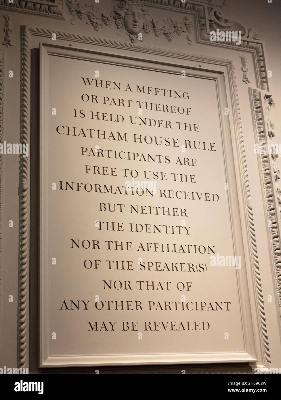 Wandtafel aus Stein, eingeschrieben mit dem Text der Chatham House Rule, in Chatham House, London; einem Think Tank für internationale Beziehungen Stockfoto