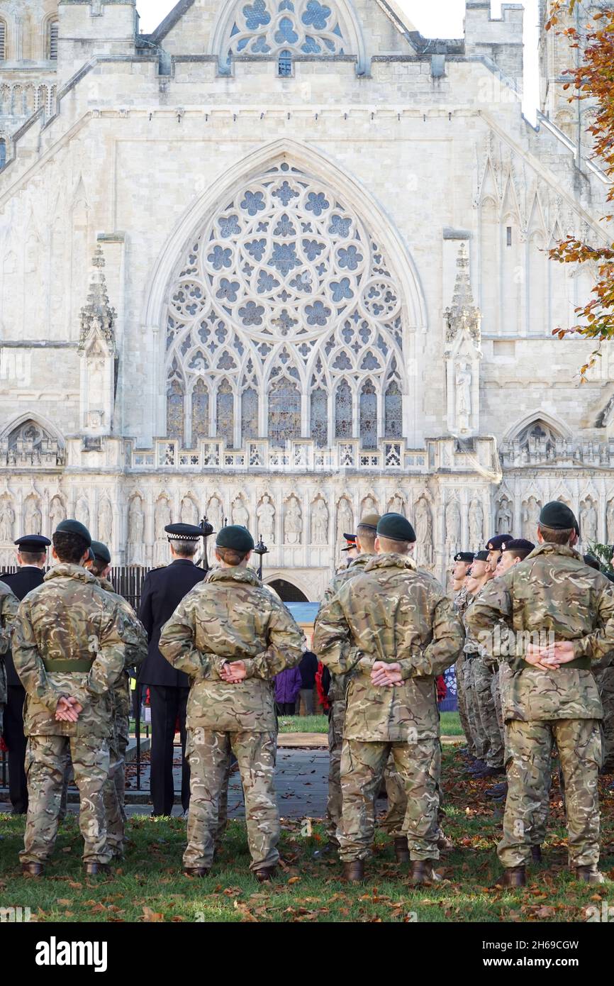 Exeter, Großbritannien, 14. November 2021: Am Gedenktag fand vor der Kathedrale von Exeter ein Kranzniederlegung statt. Der Gottesdienst, der vom Bischof von Crediton geleitet wurde, beinhaltete Gebete für diejenigen, die im Dienst des Landes gestorben sind, und auch für diejenigen, die noch immer vom Krieg betroffen sind. Anna Watson/Alamy Live News Stockfoto