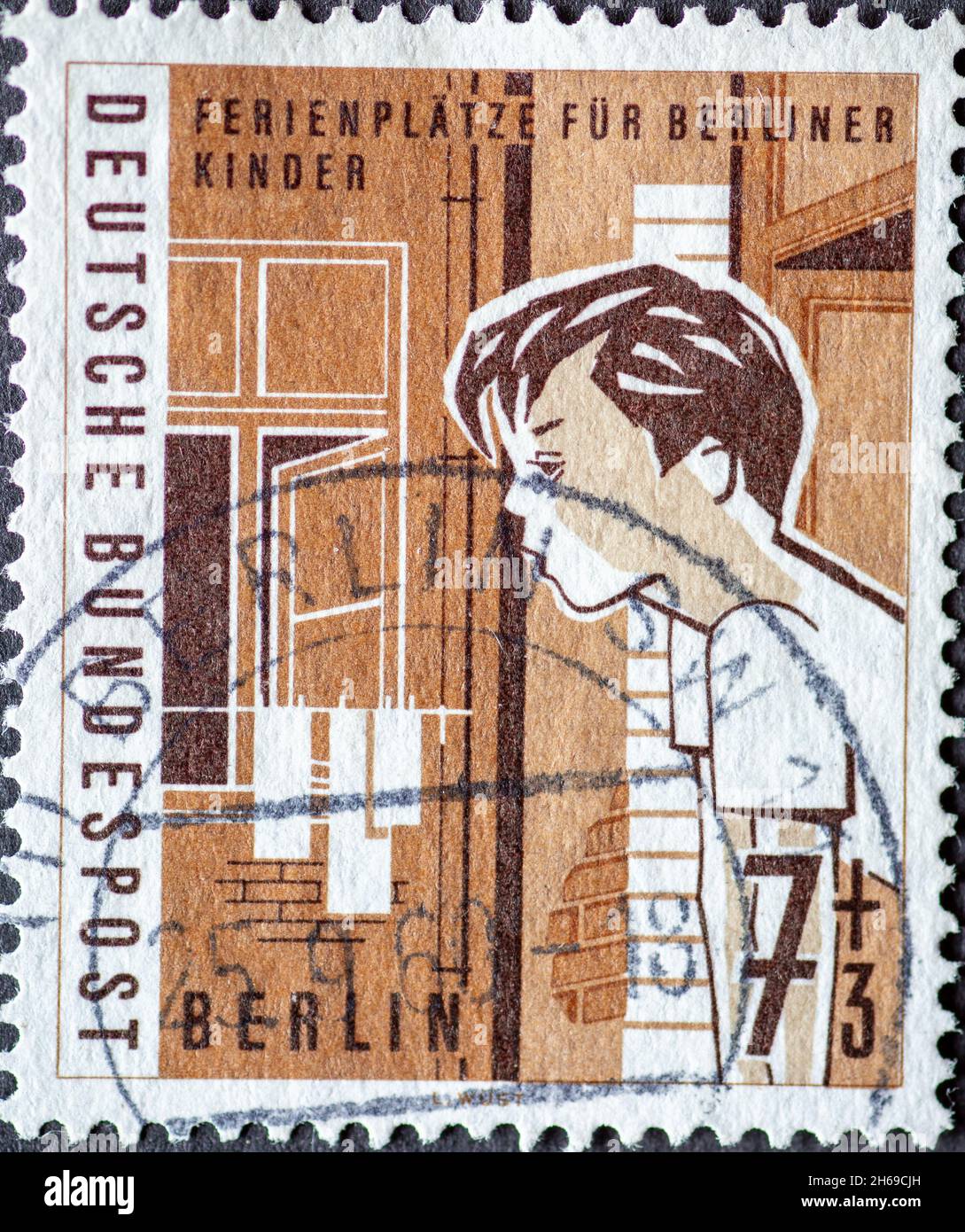 DEUTSCHLAND, Berlin - UM 1960: Eine Briefmarke aus Deutschland, Berlin hat das Motto: Urlaubsziele für Kinder in Berlin Hier: Junge schaut aus dem Fenster Stockfoto
