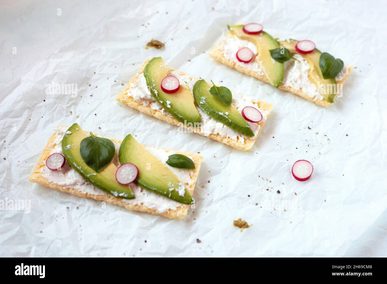 Glutenfreies Toast mit Weichkäse, Avocado und Rettich, Seitenansicht Stockfoto