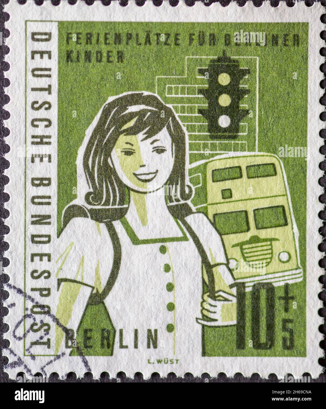 DEUTSCHLAND, Berlin - UM 1960: Eine Briefmarke aus Deutschland, Berlin hat das Motto: Ferienorte für Kinder in Berlin Hier: Mädchen mit Umhängetasche in f Stockfoto