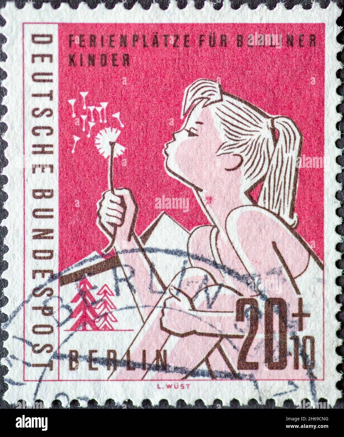 DEUTSCHLAND, Berlin - UM 1960: Eine Briefmarke aus Deutschland, Berlin hat das Motto: Ferienorte für Kinder in Berlin Hier: Mädchen mit Dandelion in t Stockfoto