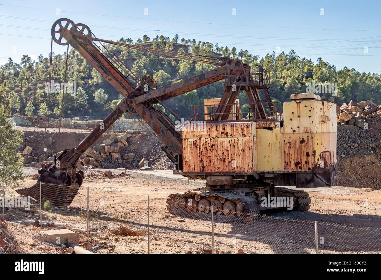 Alter und rostiger Minenbagger Stockfoto