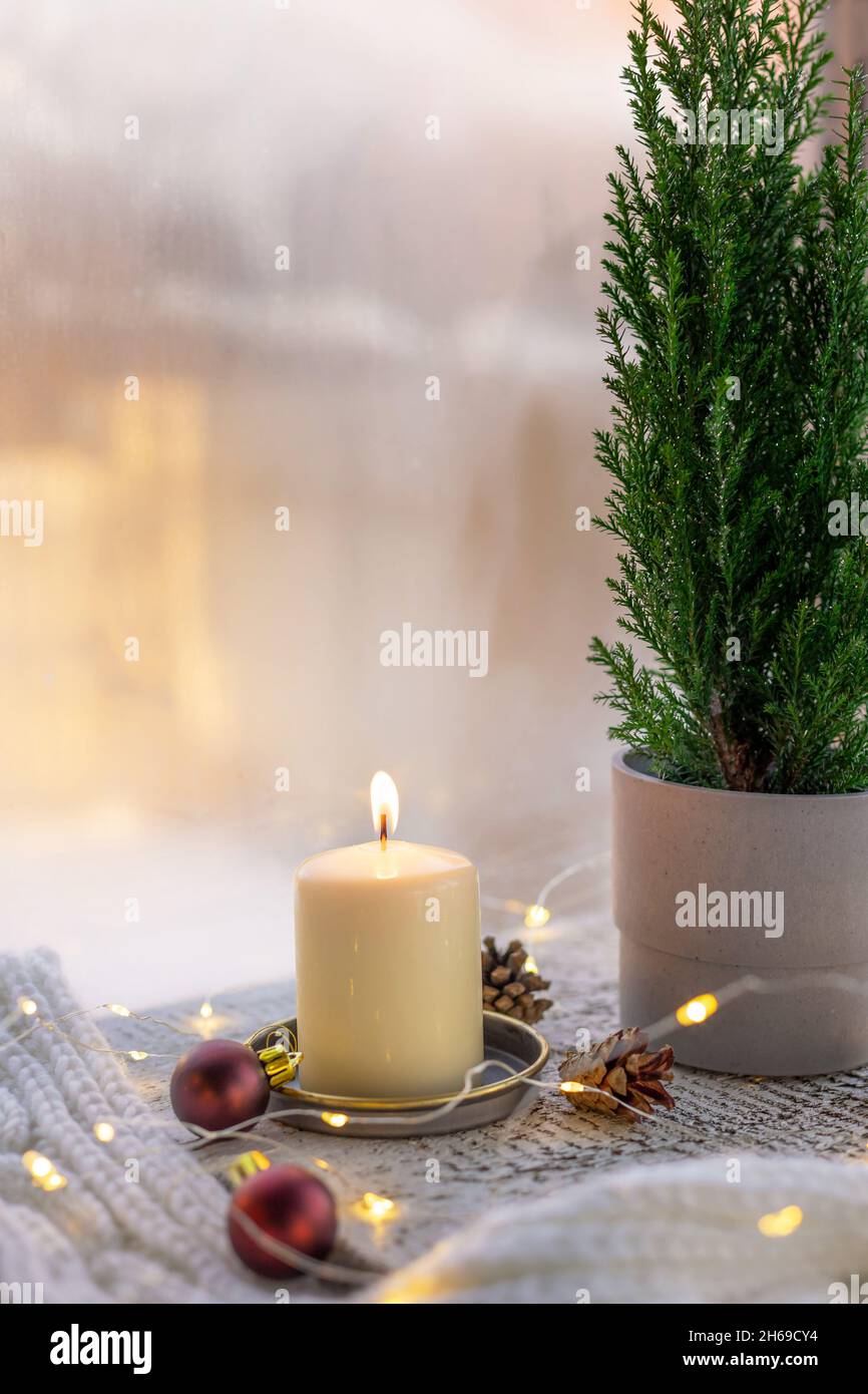 Topfbaum mit Dekorationen und Lichtern Stockfoto Topfbaum mit Dekorationen und Lichtern Stockfoto