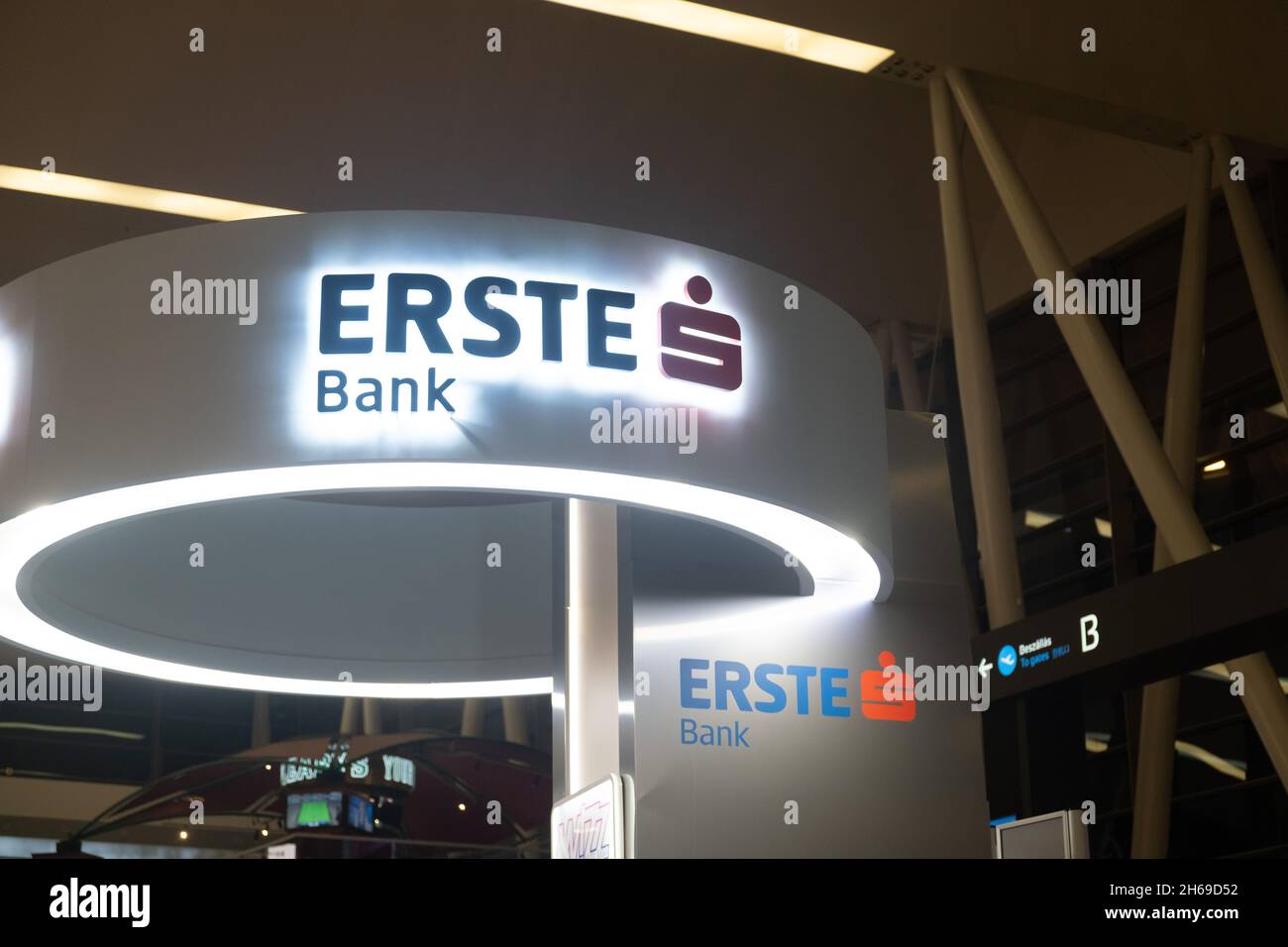 Budapest, Ungarn - 1. November 2021: Erste Bank Firmenzeichen, illustratives Editorial. Stockfoto