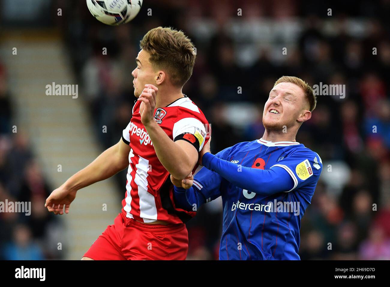 EXETER, GBR. 13. NOVEMBER Oldham Athletic's Davis Keillor-Dunn tötelt mit Harry Kite von Exeter City während des Sky Bet League 2-Spiels zwischen Exeter City und Oldham Athletic am Samstag, den 13. November 2021 im St James' Park, Exeter. (Kredit: Eddie Garvey | MI News) Stockfoto