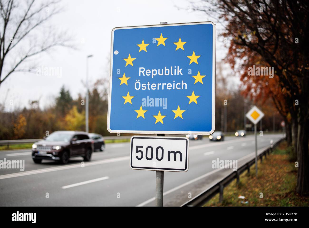 14. November 2021, Bayern, Freilassing: Kurz vor der Saalachbrücke ist ein Schild mit der Aufschrift 'Republik Königreich - 500m' zu sehen. Foto: Matthias Balk/dpa Stockfoto