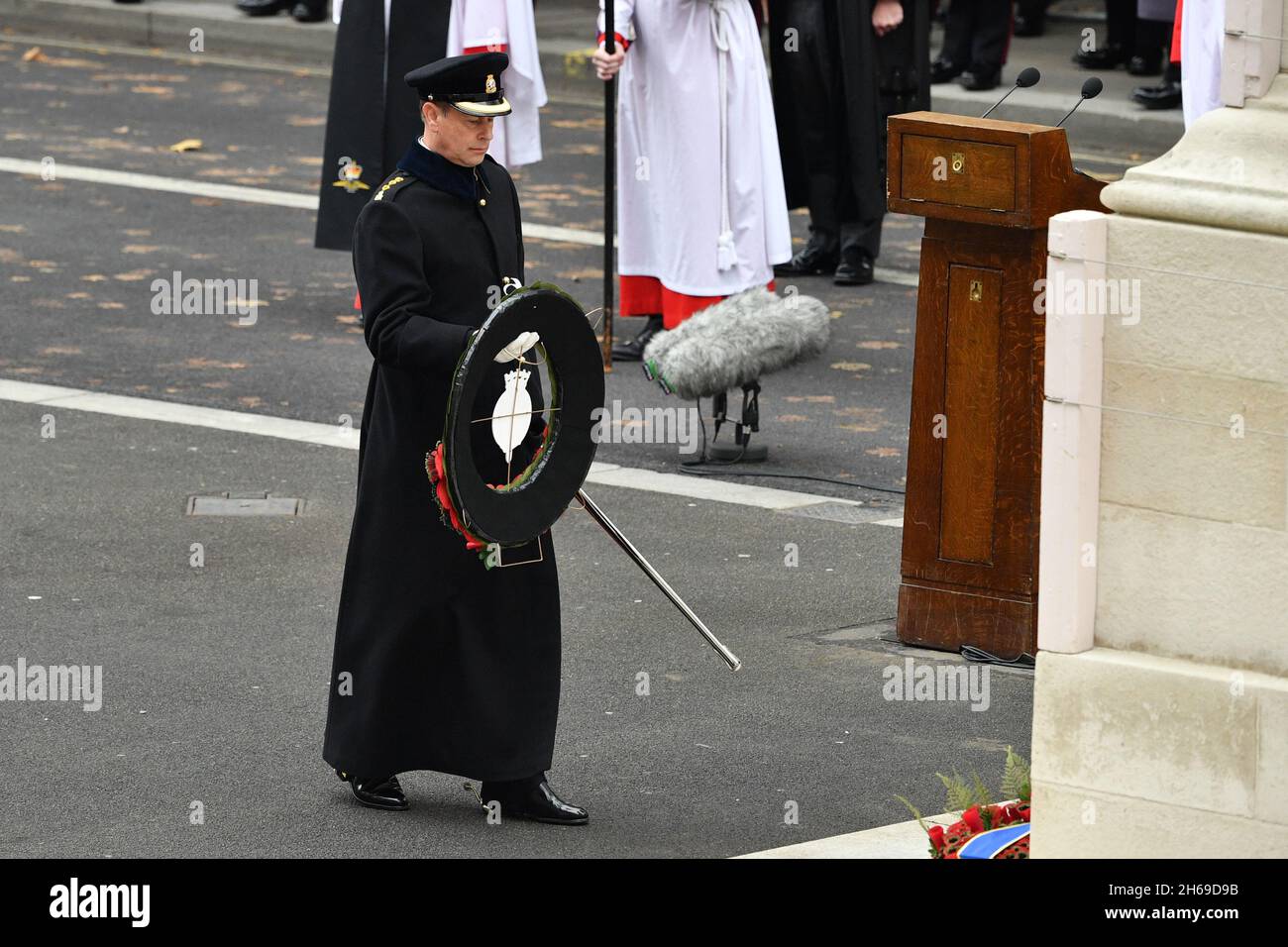 Der Earl of Wessex legt während des Gedenksonntagsgottesdienstes im Cenotaph in Whitehall, London, einen Kranz nieder. Bilddatum: Sonntag, 14. November 2021. Stockfoto