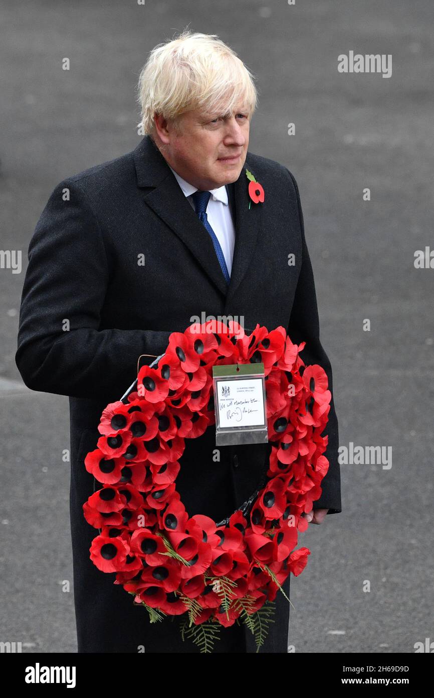 Premierminister Boris Johnson legt während des Gedenkgottesdienstes am Sonntag im Cenotaph in Whitehall, London, einen Kranz nieder. Bilddatum: Sonntag, 14. November 2021. Stockfoto