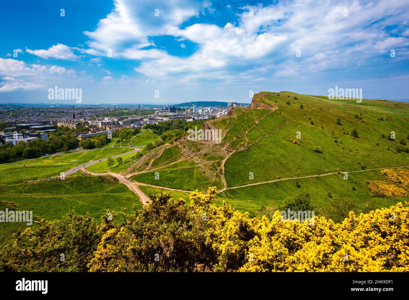 Stadtbild von Edinburgh von Arthur's Seat an einem schönen Sommertag, Schottland, Großbritannien Stockfoto