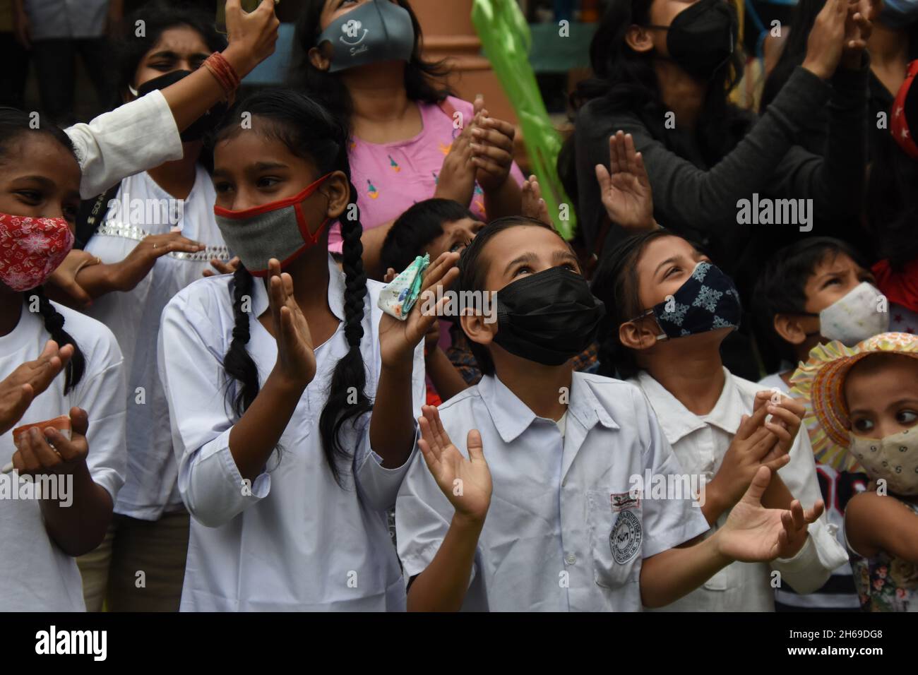 Kalkutta, Westbengalen, Indien. November 2021. Die Kinder sind froh darüber, dass der Kindertag am 14. November in Indien zum Gedenken an den Geburtstag des ersten Premierministers der Nation, Jawaharlal Nehru, gefeiert wird. Es wird vom Birla Industrial & Technological Museum (BITM), Govt of India, in ihrem Gebäude inmitten der Covid-19-Pandemie organisiert. (Bild: © Biswarup Ganguly/Pacific Press via ZUMA Press Wire) Bild: ZUMA Press, Inc./Alamy Live News Stockfoto