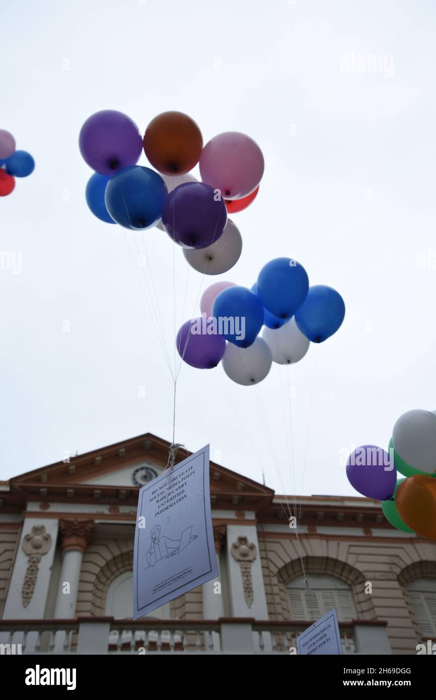 Kalkutta, Westbengalen, Indien. November 2021. Anlässlich der Feier des Kindertages am 14. November in Indien zum Gedenken an den Geburtstag des ersten Premierministers des Landes, Jawaharlal Nehru, wurden Luftballons mit Covid-19-Sprüchen von Kindern veröffentlicht. Es wird vom Birla Industrial & Technological Museum (BITM), Govt of India, in ihrem Gebäude inmitten der Covid-19-Pandemie organisiert. (Bild: © Biswarup Ganguly/Pacific Press via ZUMA Press Wire) Bild: ZUMA Press, Inc./Alamy Live News Stockfoto