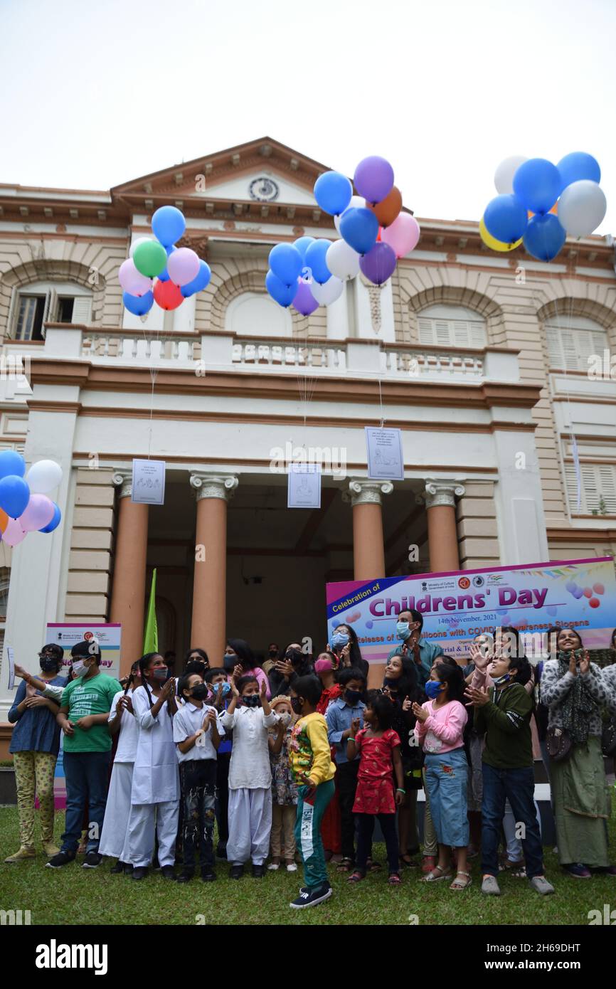 Kalkutta, Westbengalen, Indien. November 2021. Veröffentlichung von Ballons mit Covid 19-Sprüchen von Kindern in Anwesenheit von Venkatraman Subramanian Ramachandran, Direktor von BITM, während der Feier des Kindertages am 14. November in Indien zum Gedenken an den Geburtstag des ersten Premierministers der Nation, Jawaharlal Nehru. Es wird vom Birla Industrial & Technological Museum (BITM), Govt of India, in ihrem Gebäude inmitten der Covid-19-Pandemie organisiert. (Bild: © Biswarup Ganguly/Pacific Press via ZUMA Press Wire) Stockfoto