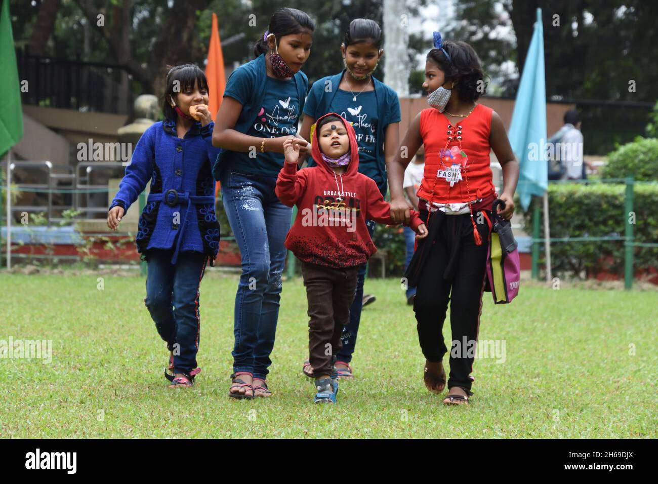 Kalkutta, Westbengalen, Indien. November 2021. Die Kinder sind in fröhlicher Stimmung, als der Kindertag am 14. November in Indien zum Gedenken an den Geburtstag des ersten Premierministers der Nation, Jawaharlal Nehru, gefeiert wurde. Es wird vom Birla Industrial & Technological Museum (BITM), Govt of India, in ihrem Gebäude inmitten der Covid-19-Pandemie organisiert. (Bild: © Biswarup Ganguly/Pacific Press via ZUMA Press Wire) Stockfoto