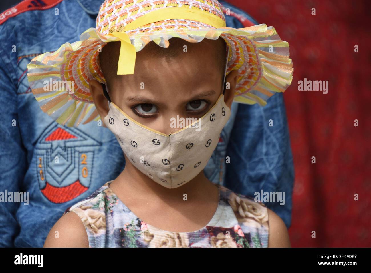 Kalkutta, Westbengalen, Indien. November 2021. Ein maskengekleidetes Mädchen, das während der Kinderfeiertage am 14. November in Indien zum Gedenken an den Geburtstag des ersten Premierministers der Nation, Jawaharlal Nehru, gerade schaut. Es wird vom Birla Industrial & Technological Museum (BITM), Govt of India, in ihrem Gebäude inmitten der Covid-19-Pandemie organisiert. (Bild: © Biswarup Ganguly/Pacific Press via ZUMA Press Wire) Stockfoto