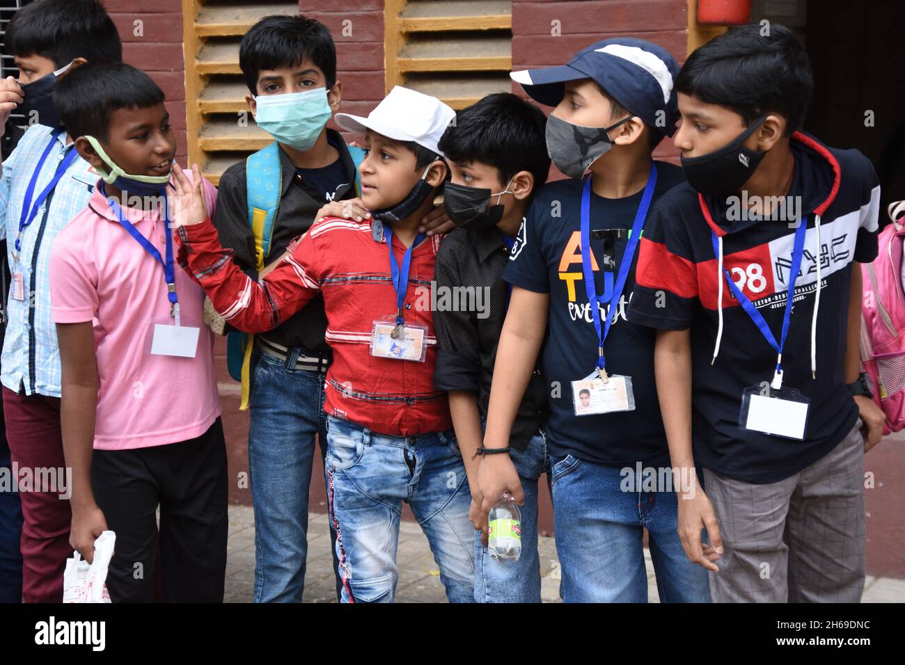 Kalkutta, Westbengalen, Indien. November 2021. Die Kinder sind in fröhlicher Stimmung, als der Kindertag am 14. November in Indien zum Gedenken an den Geburtstag des ersten Premierministers der Nation, Jawaharlal Nehru, gefeiert wurde. Es wird vom Birla Industrial & Technological Museum (BITM), Govt of India, in ihrem Gebäude inmitten der Covid-19-Pandemie organisiert. (Bild: © Biswarup Ganguly/Pacific Press via ZUMA Press Wire) Stockfoto