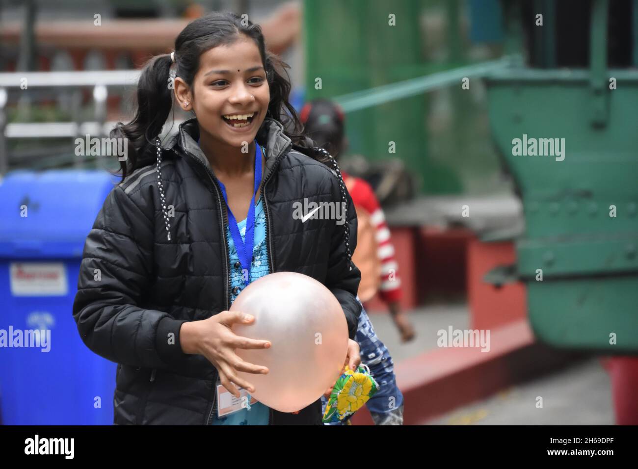 Kalkutta, Westbengalen, Indien. November 2021. Ein Mädchen, das einen Ballon mit fröhlicher Stimmung in der Hand hält, feierte am 14. November in Indien den Kindertag zum Gedenken an den Geburtstag des ersten Premierministers der Nation, Jawaharlal Nehru. Es wird vom Birla Industrial & Technological Museum (BITM), Govt of India, in ihrem Gebäude inmitten der Covid-19-Pandemie organisiert. (Bild: © Biswarup Ganguly/Pacific Press via ZUMA Press Wire) Stockfoto