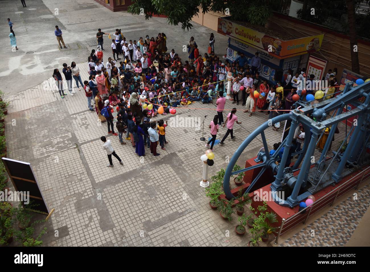 Kalkutta, Westbengalen, Indien. November 2021. Kinder führen kulturelle Aktivitäten durch, während der Kindertag am 14. November in Indien zum Gedenken an den Geburtstag des ersten Premierministers des Landes, Jawaharlal Nehru, gefeiert wird. Es wird vom Birla Industrial & Technological Museum (BITM), Govt of India, in ihrem Haus organisiert. Inmitten der Covid-19-Pandemie. (Bild: © Biswarup Ganguly/Pacific Press via ZUMA Press Wire) Stockfoto