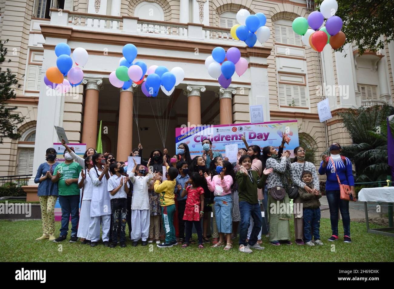 Kalkutta, Westbengalen, Indien. November 2021. Veröffentlichung von Ballons mit Covid 19-Sprüchen von Kindern in Anwesenheit von Venkatraman Subramanian Ramachandran, Direktor von BITM, während der Feier des Kindertages am 14. November in Indien zum Gedenken an den Geburtstag des ersten Premierministers der Nation, Jawaharlal Nehru. Es wird vom Birla Industrial & Technological Museum (BITM), Govt of India, in ihrem Gebäude inmitten der Covid-19-Pandemie organisiert. (Bild: © Biswarup Ganguly/Pacific Press via ZUMA Press Wire) Stockfoto