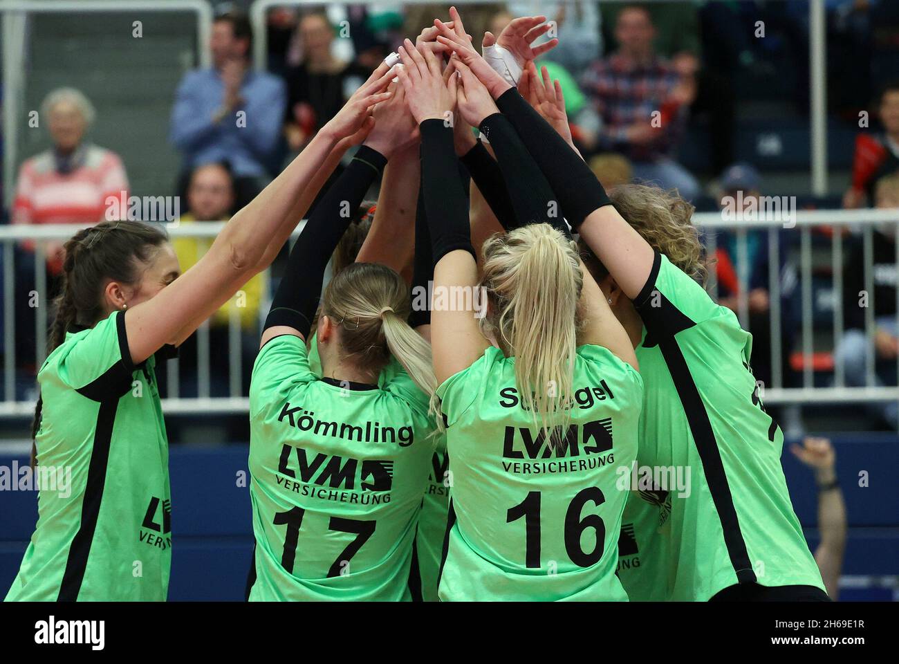 firo: 13.11.2021 Damen Volleyball 1. Bundesliga: USC Münster Mvºnster - SSC Palmberg Schwerin Schweriner SC 1: 3 Jubilation, USC, General, Teamgeist, Feature, Backer Stockfoto