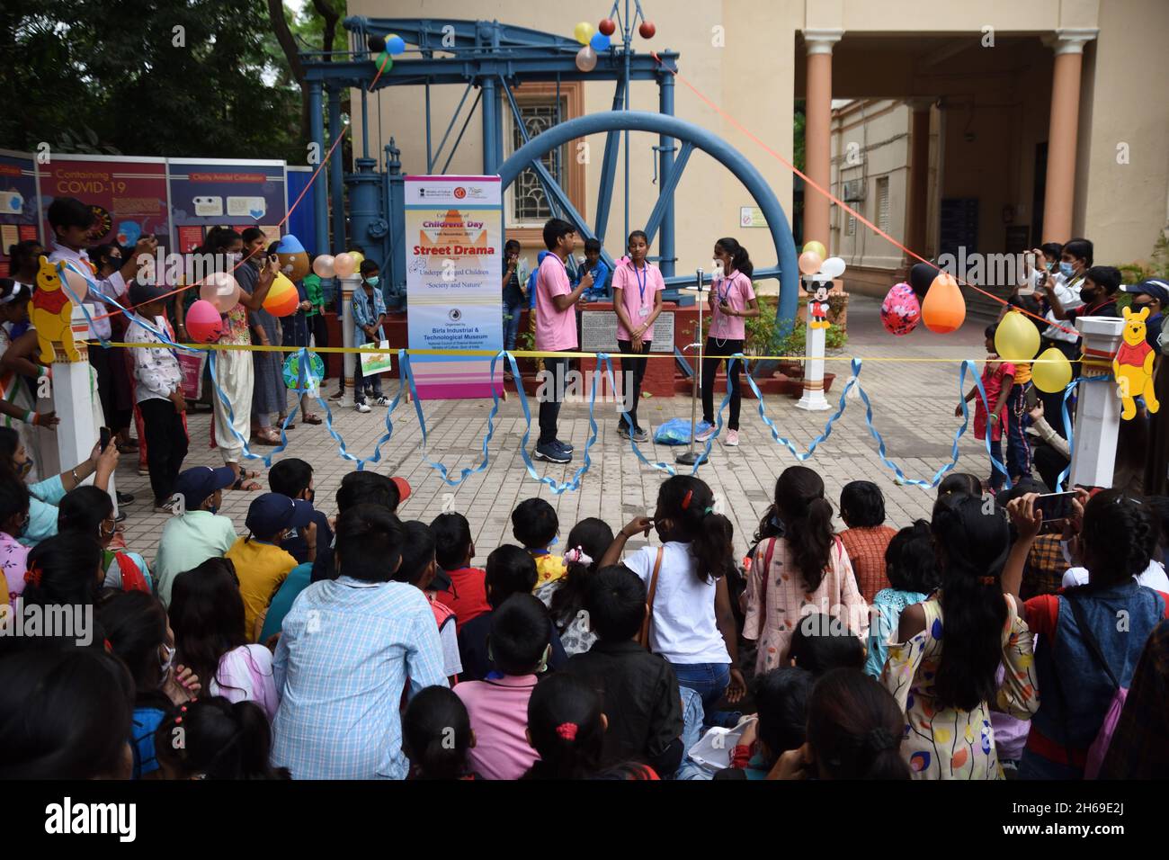 Kalkutta, Westbengalen, Indien. November 2021. Kinder führen kulturelle Aktivitäten durch, während der Kindertag am 14. November in Indien zum Gedenken an den Geburtstag des ersten Premierministers des Landes, Jawaharlal Nehru, gefeiert wird. Es wird vom Birla Industrial & Technological Museum (BITM), Govt of India, in ihrem Haus organisiert. Inmitten der Covid-19-Pandemie. (Bild: © Biswarup Ganguly/Pacific Press via ZUMA Press Wire) Stockfoto