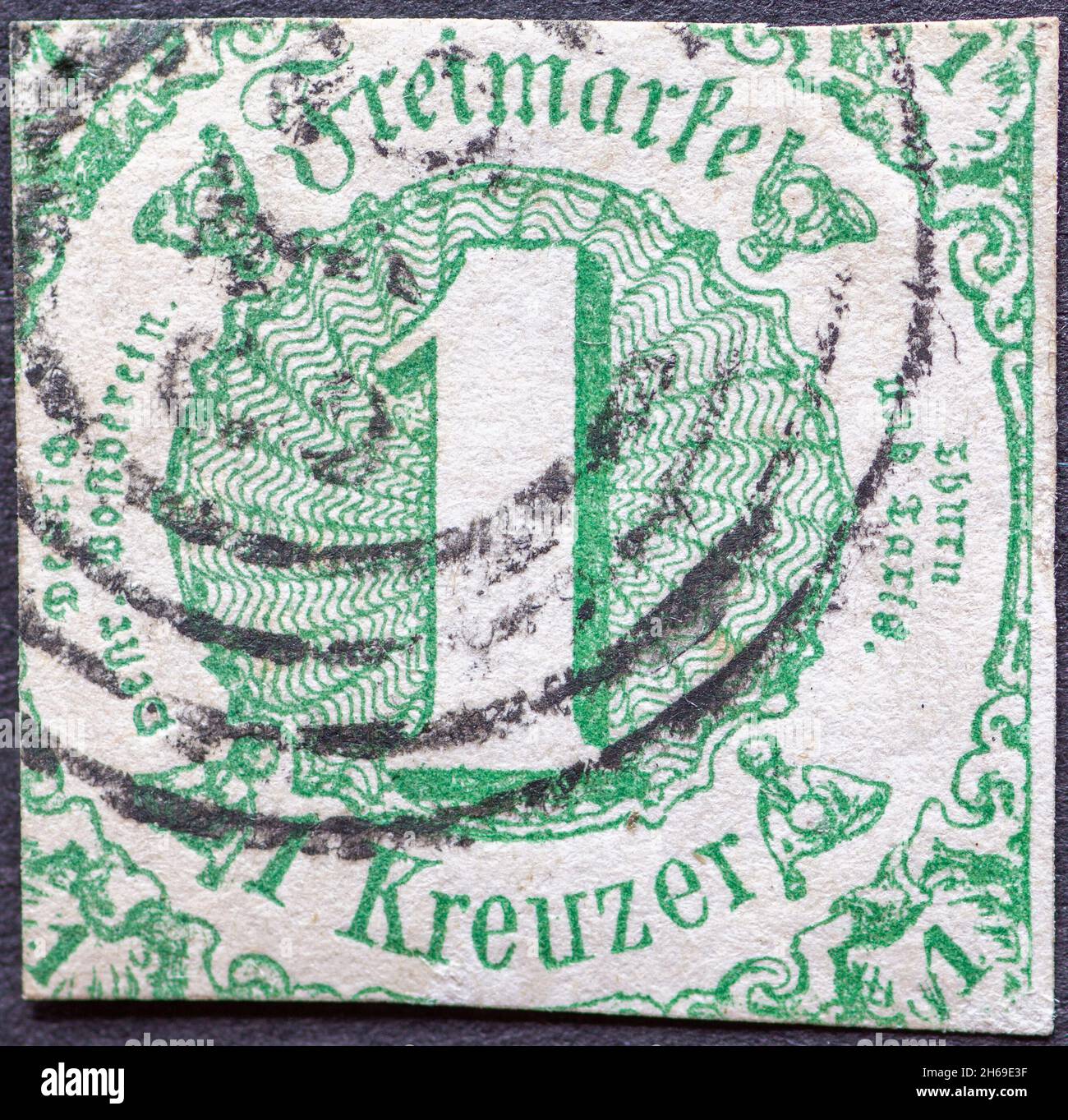 DEUTSCHLAND - UM 1852 eine Briefmarke von Thurn und Taxis Wert 1 Kreuzer grün 1852 Stockfoto