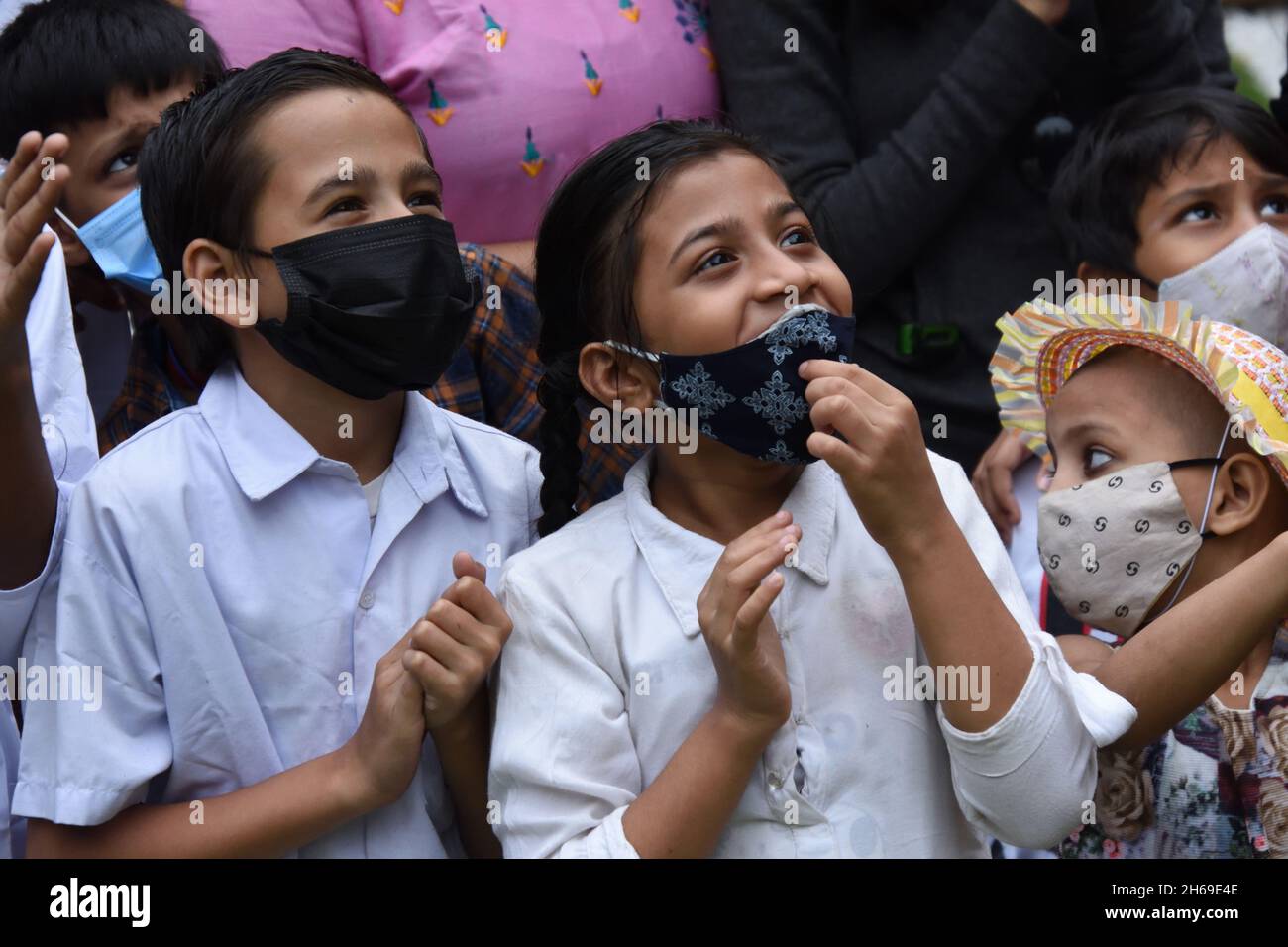 Kalkutta, Westbengalen, Indien. November 2021. Die Kinder sind froh darüber, dass der Kindertag am 14. November in Indien zum Gedenken an den Geburtstag des ersten Premierministers der Nation, Jawaharlal Nehru, gefeiert wird. Es wird vom Birla Industrial & Technological Museum (BITM), Govt of India, in ihrem Gebäude inmitten der Covid-19-Pandemie organisiert. (Bild: © Biswarup Ganguly/Pacific Press via ZUMA Press Wire) Stockfoto