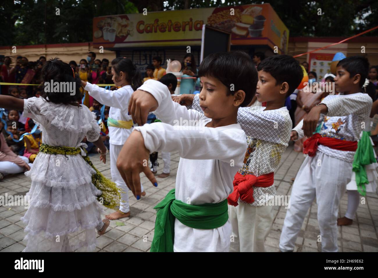 Kalkutta, Westbengalen, Indien. November 2021. Kinder führen kulturelle Aktivitäten durch, während der Kindertag am 14. November in Indien zum Gedenken an den Geburtstag des ersten Premierministers des Landes, Jawaharlal Nehru, gefeiert wird. Es wird vom Birla Industrial & Technological Museum (BITM), Govt of India, in ihrem Haus organisiert. Inmitten der Covid-19-Pandemie. (Bild: © Biswarup Ganguly/Pacific Press via ZUMA Press Wire) Stockfoto