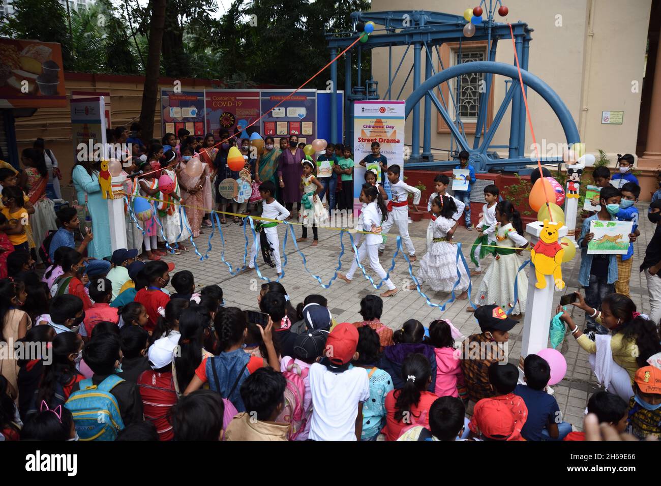 Kalkutta, Westbengalen, Indien. November 2021. Kinder führen kulturelle Aktivitäten durch, während der Kindertag am 14. November in Indien zum Gedenken an den Geburtstag des ersten Premierministers des Landes, Jawaharlal Nehru, gefeiert wird. Es wird vom Birla Industrial & Technological Museum (BITM), Govt of India, in ihrem Haus organisiert. Inmitten der Covid-19-Pandemie. (Bild: © Biswarup Ganguly/Pacific Press via ZUMA Press Wire) Stockfoto