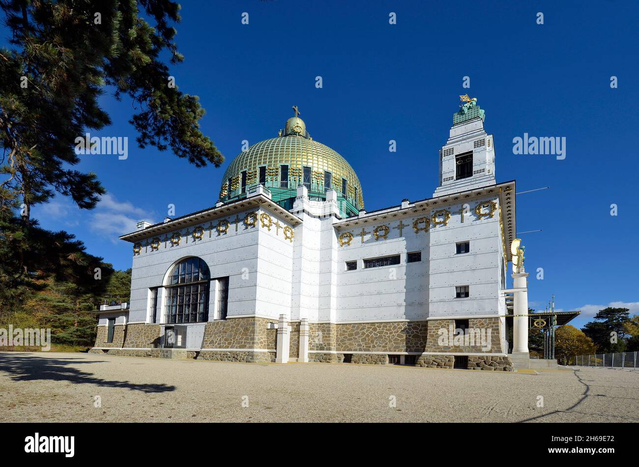 Wien, Österreich - 06. November 2021: Kirche St. Leopold besser bekannt als Kirche am Steinhof, nach Entwürfen von Otto Wagner und gilt als Kirche am Steinhof Stockfoto