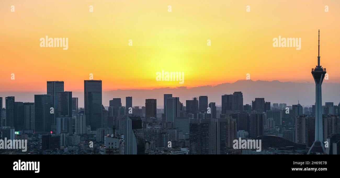 Die Skyline von Chengdu bei Sonnenuntergang, mit dem Fernsehturm von Chengdu und dem Berg Siguniang im Hintergrund, ist eine Mega-Stadt in China Stockfoto