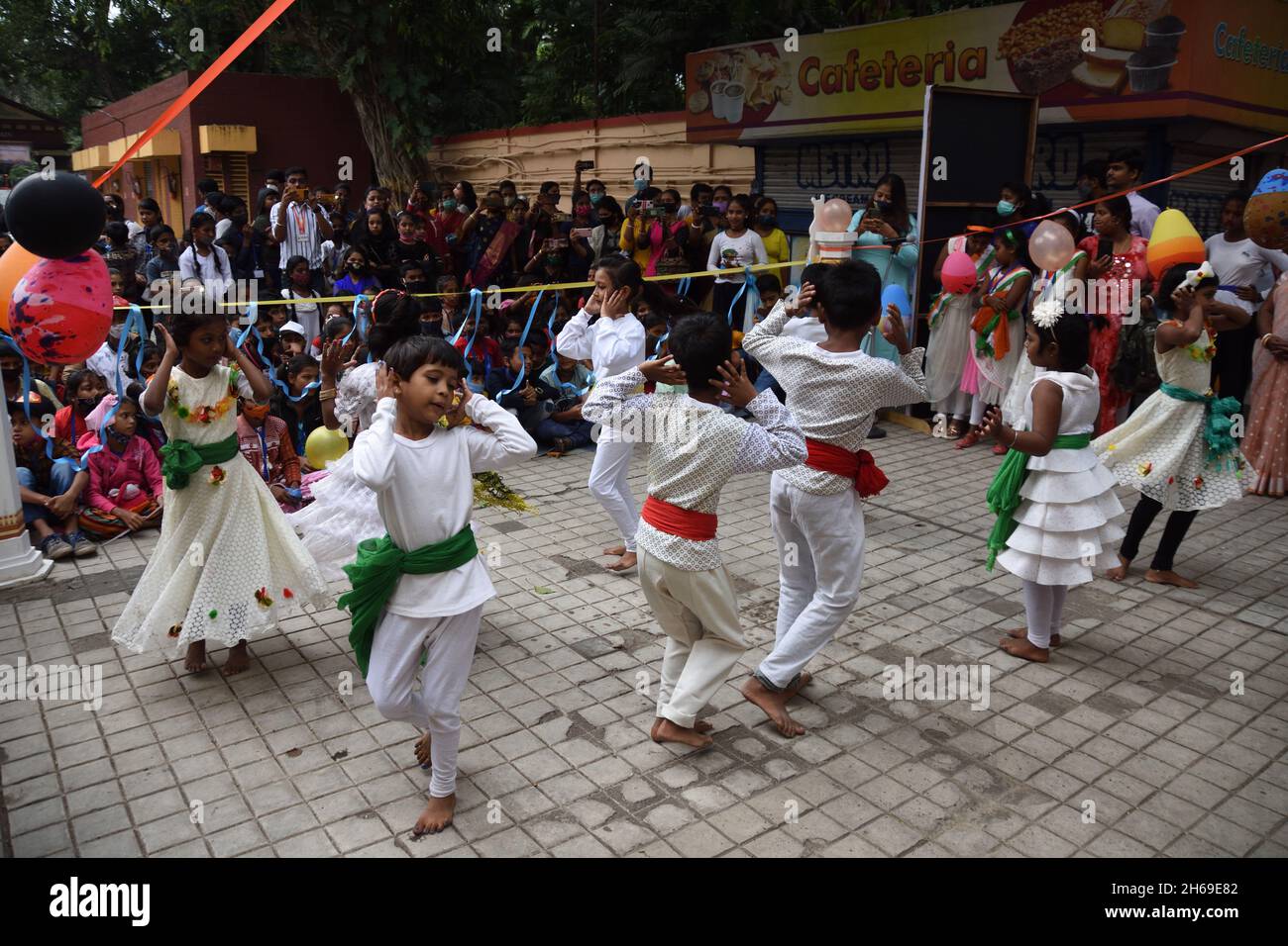 Kalkutta, Westbengalen, Indien. November 2021. Kinder führen kulturelle Aktivitäten durch, während der Kindertag am 14. November in Indien zum Gedenken an den Geburtstag des ersten Premierministers des Landes, Jawaharlal Nehru, gefeiert wird. Es wird vom Birla Industrial & Technological Museum (BITM), Govt of India, in ihrem Haus organisiert. Inmitten der Covid-19-Pandemie. (Bild: © Biswarup Ganguly/Pacific Press via ZUMA Press Wire) Stockfoto