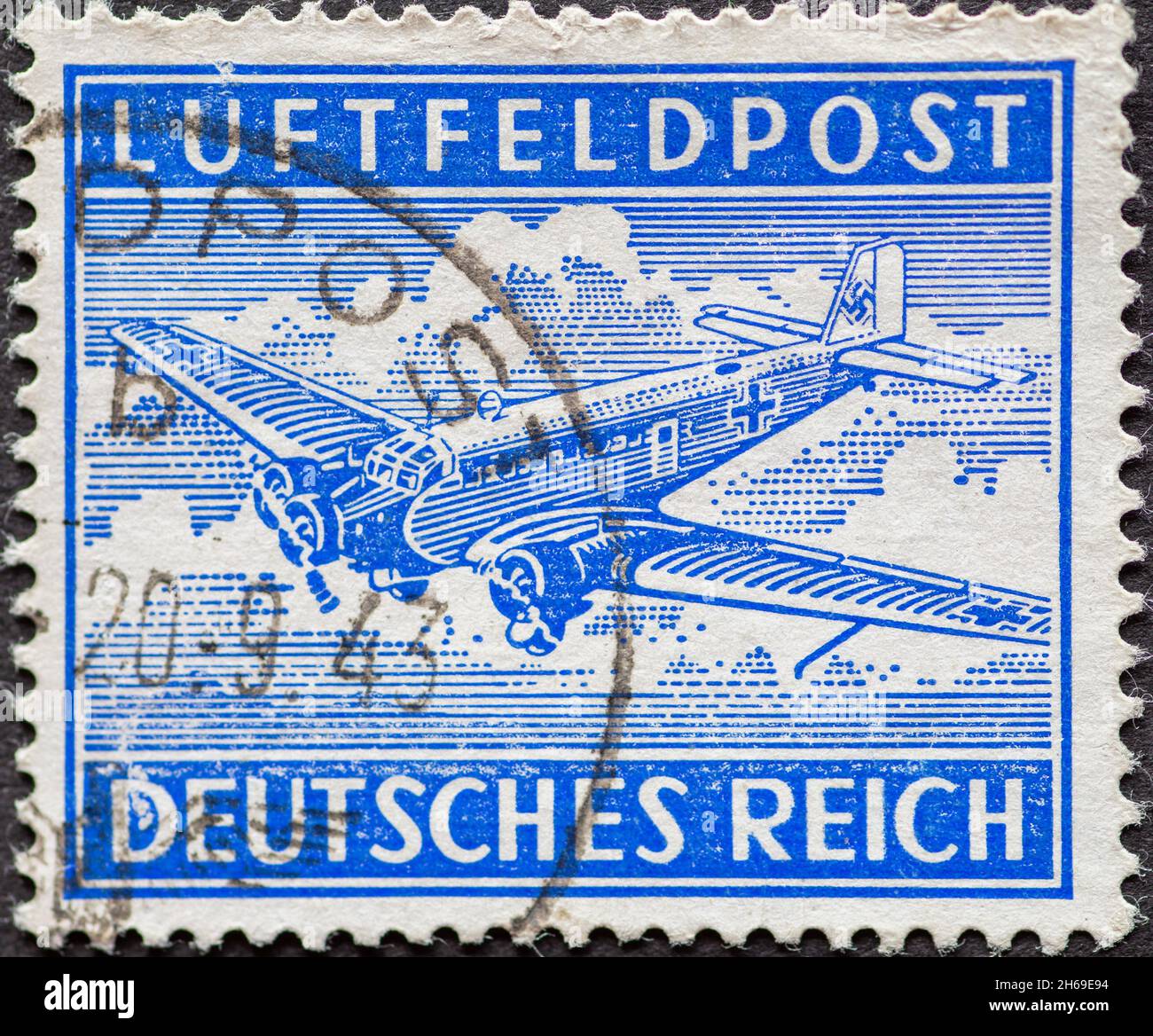 DEUTSCHLAND - UM 1942: Eine Briefmarke aus Deutschland, für die Feldpost via Luftpost, die das Flugzeug Junkers 52 in Blau zeigt Stockfoto