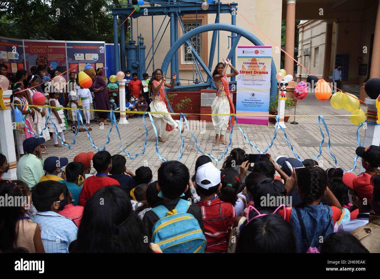Kalkutta, Westbengalen, Indien. November 2021. Kinder führen kulturelle Aktivitäten durch, während der Kindertag am 14. November in Indien zum Gedenken an den Geburtstag des ersten Premierministers des Landes, Jawaharlal Nehru, gefeiert wird. Es wird vom Birla Industrial & Technological Museum (BITM), Govt of India, in ihrem Haus organisiert. Inmitten der Covid-19-Pandemie. (Bild: © Biswarup Ganguly/Pacific Press via ZUMA Press Wire) Stockfoto