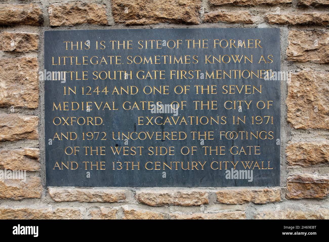 Plakette, die die Stätte des Littlegate, eines der sieben mittelalterlichen Tore von Oxford, anzeigt Stockfoto