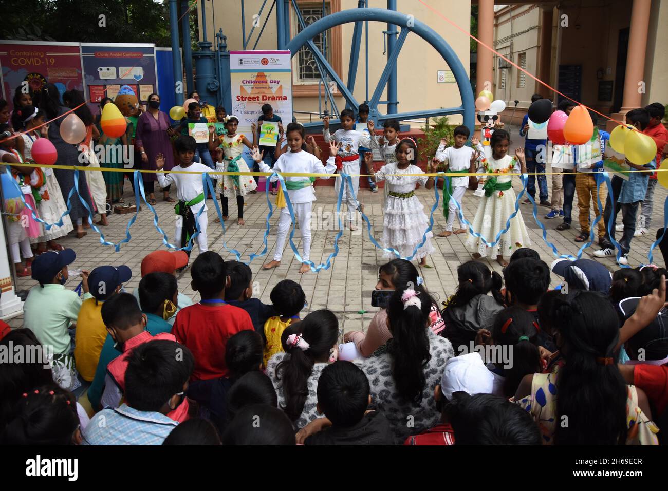 Kalkutta, Westbengalen, Indien. November 2021. Kinder führen kulturelle Aktivitäten durch, während der Kindertag am 14. November in Indien zum Gedenken an den Geburtstag des ersten Premierministers des Landes, Jawaharlal Nehru, gefeiert wird. Es wird vom Birla Industrial & Technological Museum (BITM), Govt of India, in ihrem Haus organisiert. Inmitten der Covid-19-Pandemie. (Bild: © Biswarup Ganguly/Pacific Press via ZUMA Press Wire) Stockfoto